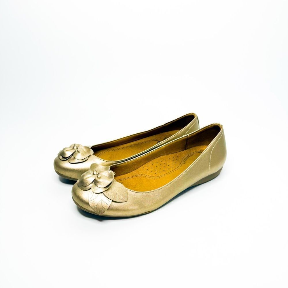 Natural Soul Women’s Gold Flats with Flower Embellishment, Size 6.5